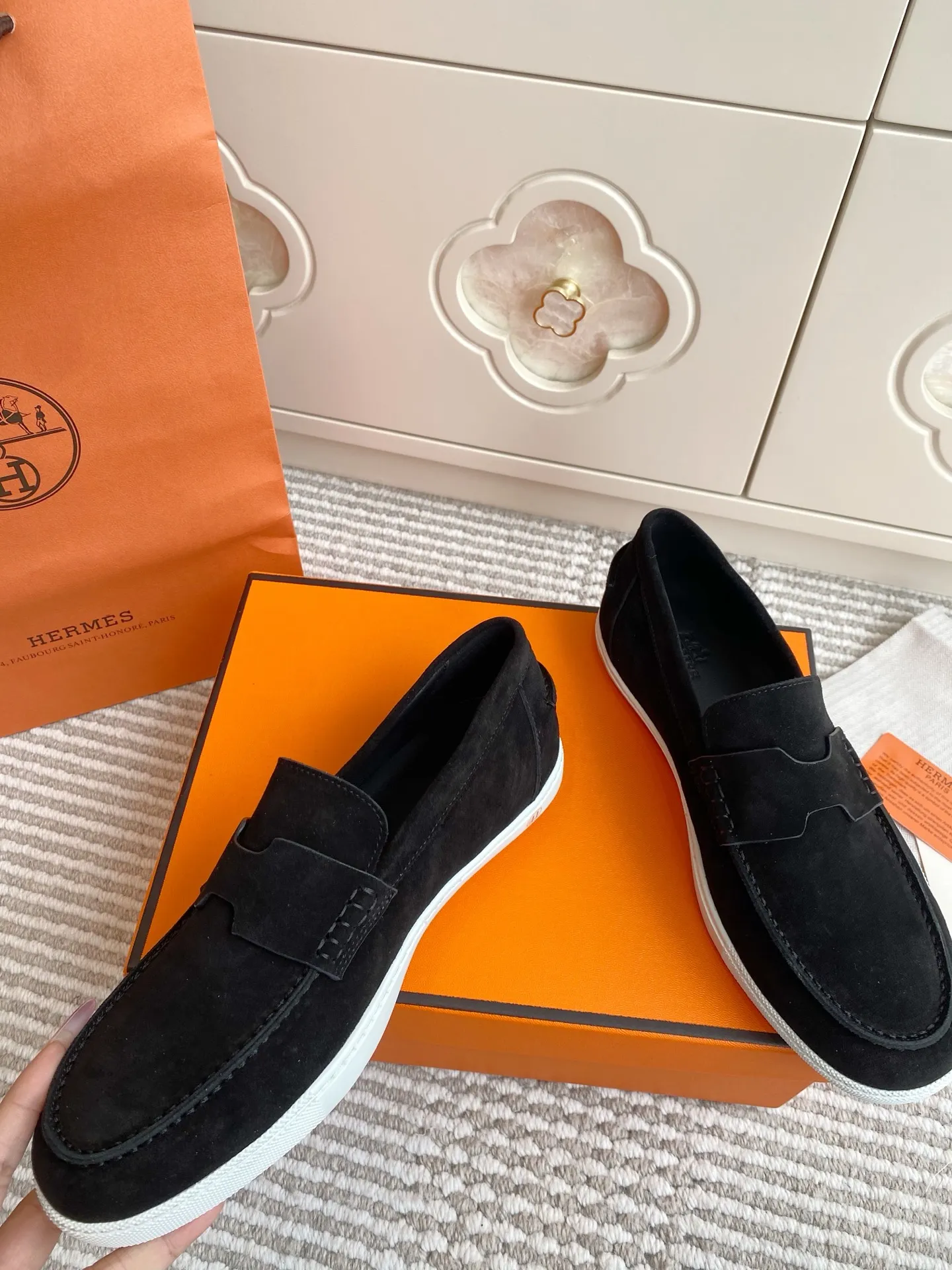 p560✨Hermes Couple Loafers｜Walking in the urban high-end, easily wearing Hermès temperament✨Who says luxury and comfort can’t have both?  This pair of H’s classic loafers really does it!  ▪️"Customized imported Yangjing fabric" is soft and delicate ▪️"Full sheepskin lining" + "soft-soled shoes" design. Your feet will be healed the moment you put them on~ It's like stepping on clouds☁️You won't feel tired after walking all day!  The iconic "H" buckle is low-key and luxurious. It is matched with a rubber outsole. It is lightweight and stylish. Whether you are commuting or shopping, you can easily achieve casual urban style🏙 Can be worn by couples. Full range of sizes, girls 35-41 | boys 39-45. Wear them together when going out. Sweet and high-end💑 Original mold opening. Details are in place. Those who understand will be attracted at a glance ️❤️ #Hermès loafers #coupleshoes #lightweight and versatile shoes
